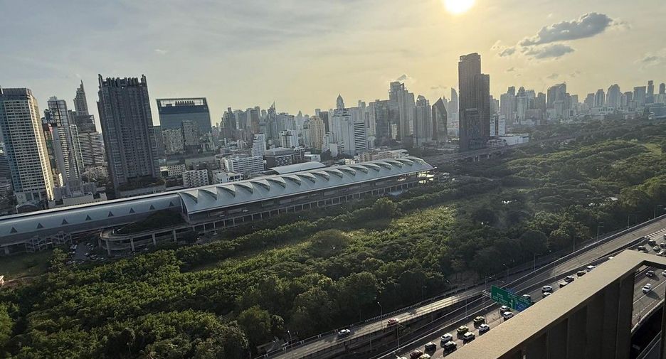 For sale 2 bedrooms condo in Huai Khwang, Bangkok