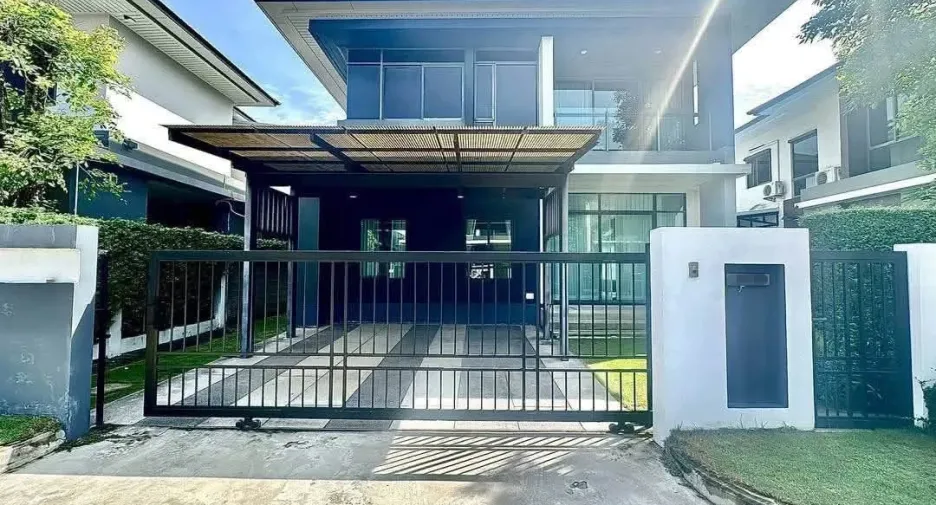 For rent 4 bedrooms house in Bang Kapi, Bangkok