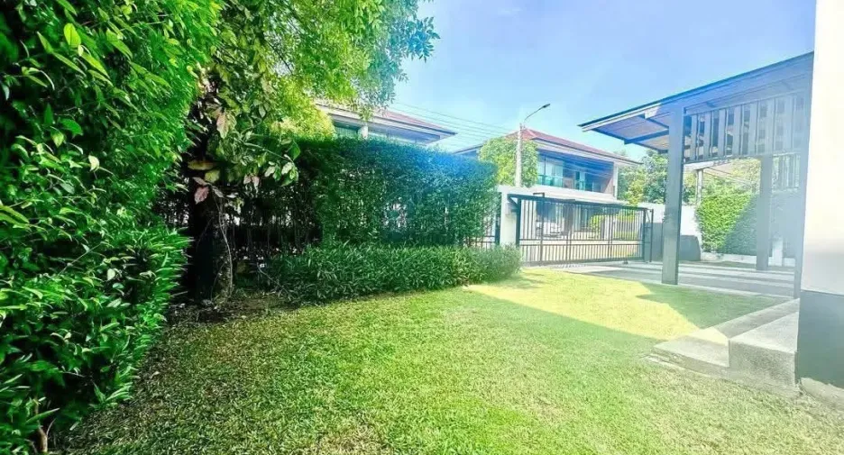 For rent 4 bedrooms house in Bang Kapi, Bangkok