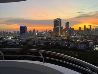À vendre 2 chambres condo à Huai Khwang, Bangkok