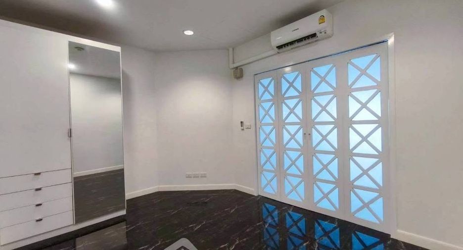 For sale 2 bedrooms condo in Yan Nawa, Bangkok