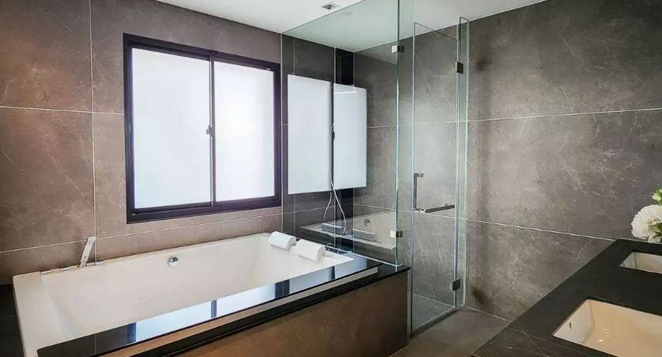 For sale 4 bedrooms house in Taling Chan, Bangkok