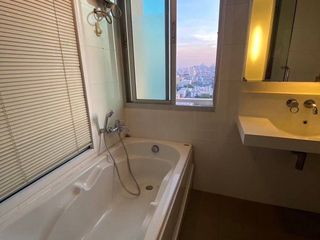 À louer et à vendre 2 chambres condo à Huai Khwang, Bangkok