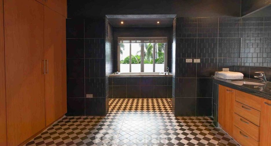 For rent and for sale 4 bedrooms villa in Bang Lamung, Chonburi