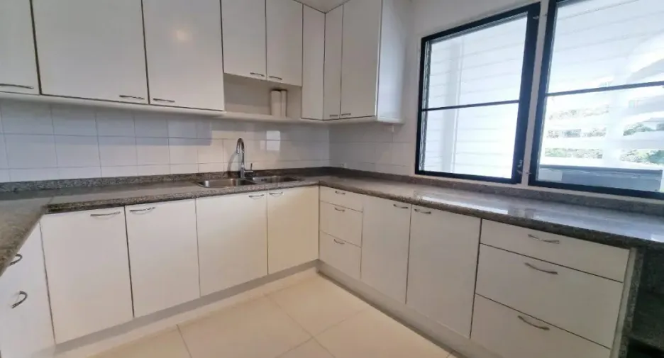 For sale 3 ベッドルーム condo in Bang Lamung, Chonburi