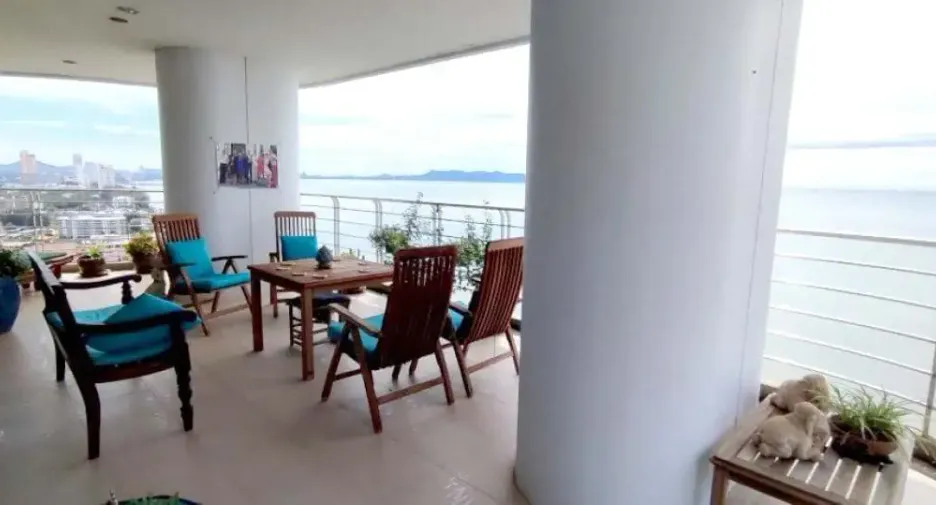 For sale 3 bedrooms condo in Jomtien, Pattaya
