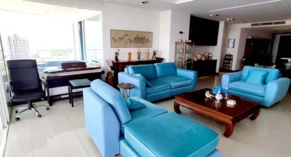 For sale 3 bedrooms condo in Jomtien, Pattaya