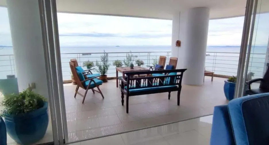 For sale 3 bedrooms condo in Jomtien, Pattaya