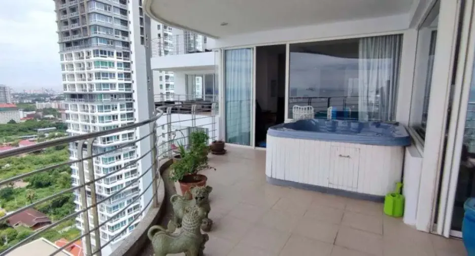 For sale 3 bedrooms condo in Jomtien, Pattaya