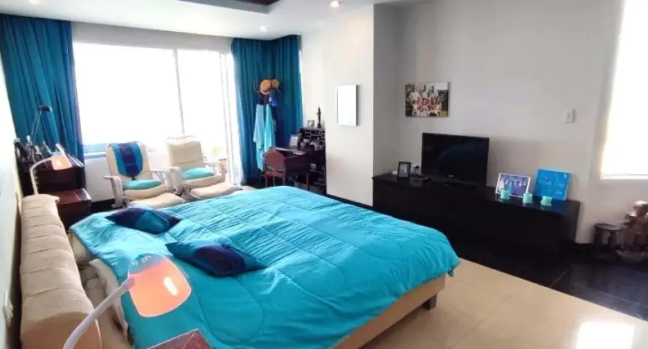 For sale 3 bedrooms condo in Jomtien, Pattaya