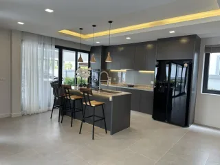 出租 和 出售 4 卧室 独立屋 在 Bang Lamung, Chon Buri