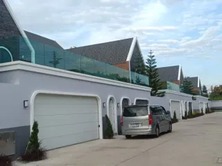 出租 和 出售 5 卧室 独立屋 在 Bang Lamung, Chon Buri