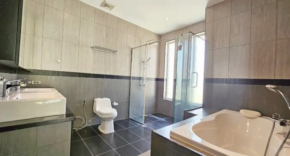 Haus zur Miete und zum Kauf mit 4 Zimmer in Bang Lamung, Chonburi