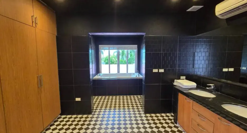 For rent 4 bedrooms house in Bang Lamung, Chonburi