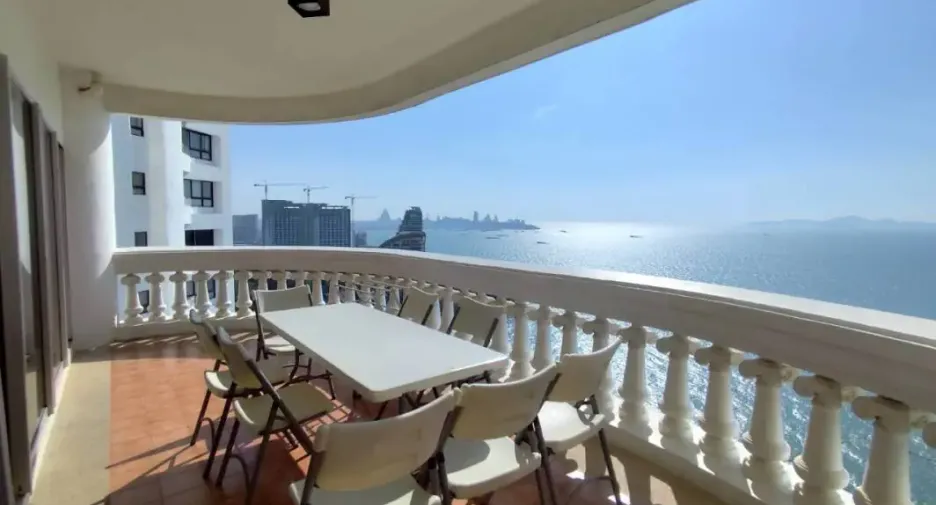 For rent 3 bedrooms condo in Bang Lamung, Chonburi