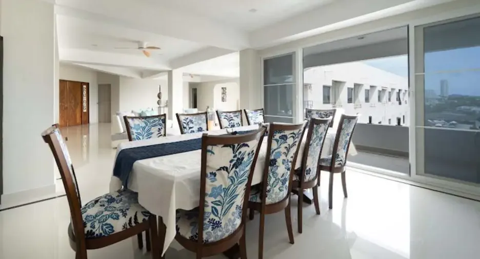 For rent 4 bedrooms condo in Na Jomtien, Pattaya