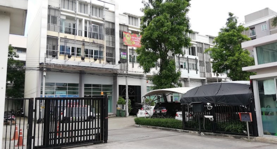 For sale and for rent 3 bedrooms retail Space in Khan Na Yao, Bangkok