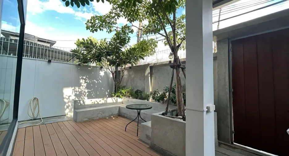 For rent and for sale 5 bedrooms house in Huai Khwang, Bangkok