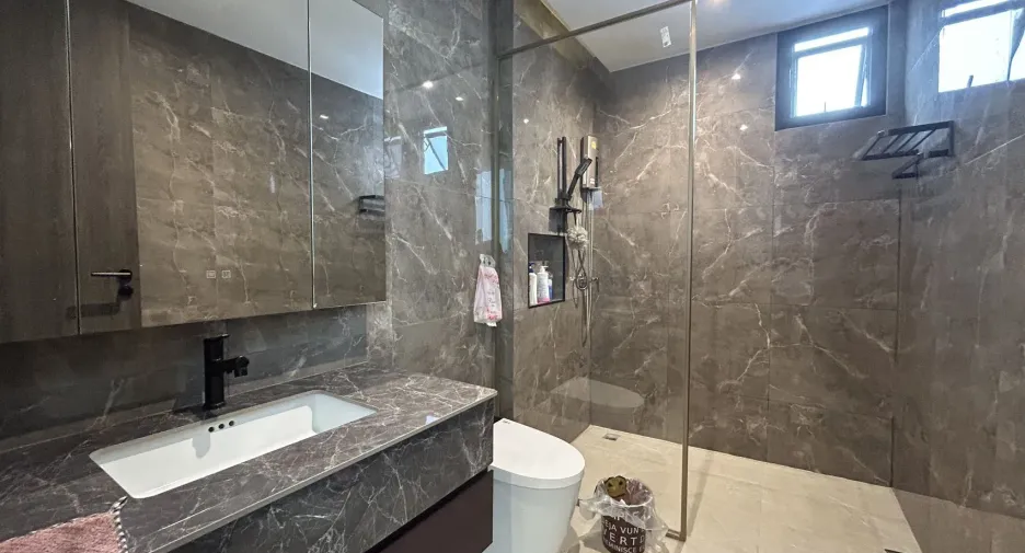 For rent and for sale 5 bedrooms house in Huai Khwang, Bangkok