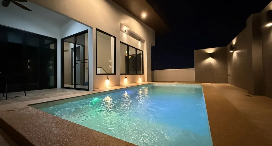 For rent and for sale 5 bedrooms house in Huai Khwang, Bangkok
