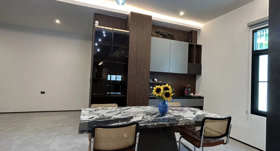 For rent and for sale 5 bedrooms house in Huai Khwang, Bangkok