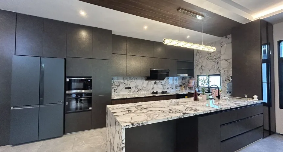 For rent and for sale 5 bedrooms house in Huai Khwang, Bangkok