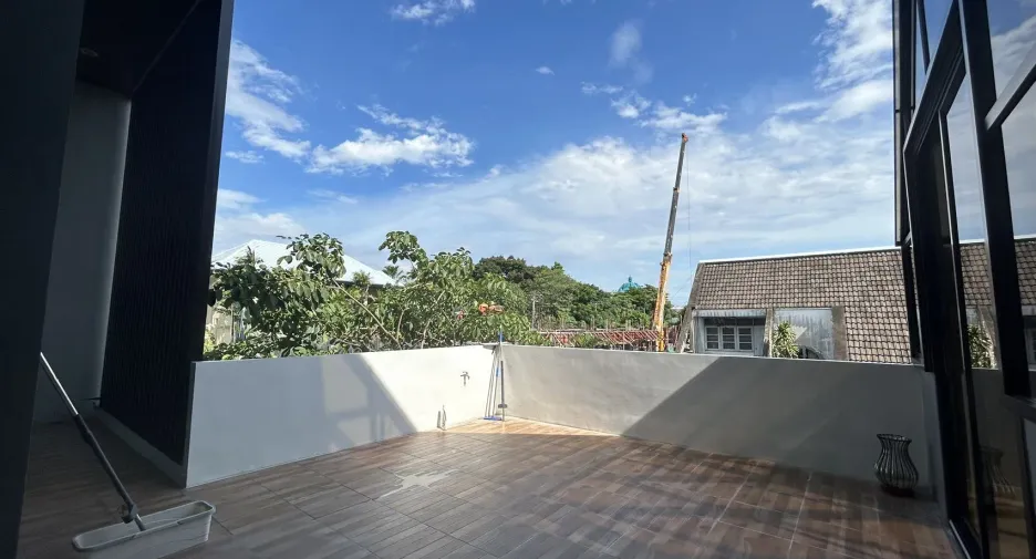 For rent and for sale 5 bedrooms house in Huai Khwang, Bangkok