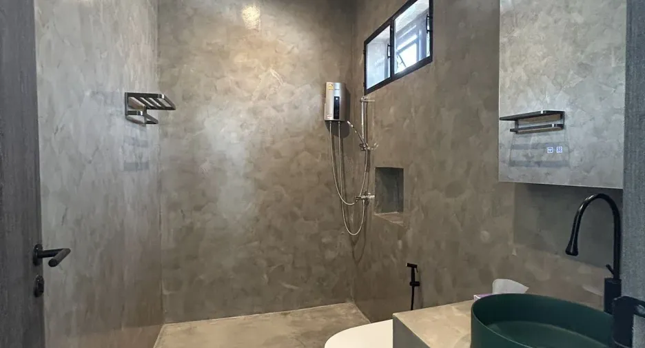For rent and for sale 5 bedrooms house in Huai Khwang, Bangkok