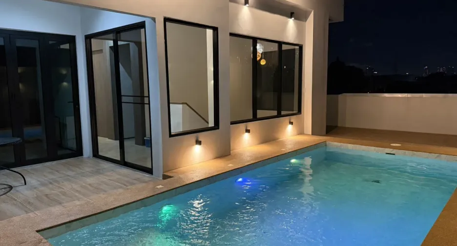 For rent and for sale 5 bedrooms house in Huai Khwang, Bangkok