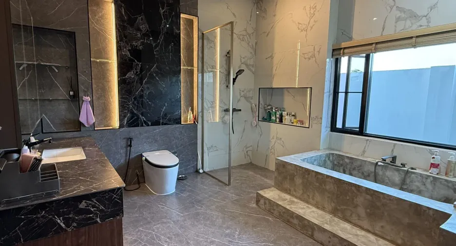 For rent and for sale 5 bedrooms house in Huai Khwang, Bangkok