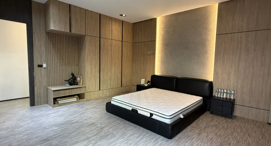 For rent and for sale 5 bedrooms house in Huai Khwang, Bangkok