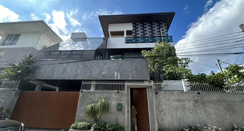 For rent and for sale 5 bedrooms house in Huai Khwang, Bangkok