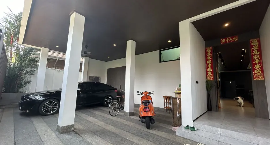 For rent and for sale 5 bedrooms house in Huai Khwang, Bangkok