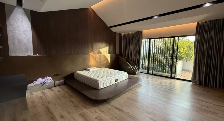 For rent and for sale 5 bedrooms house in Huai Khwang, Bangkok