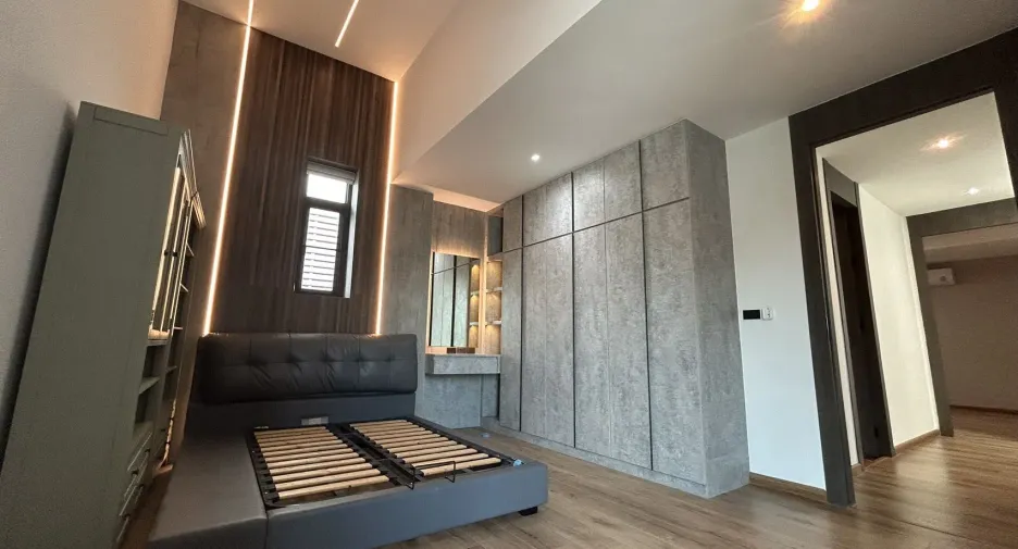 For rent and for sale 5 bedrooms house in Huai Khwang, Bangkok