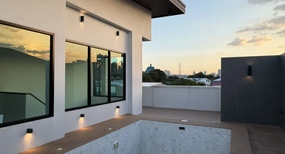For rent and for sale 5 bedrooms house in Huai Khwang, Bangkok