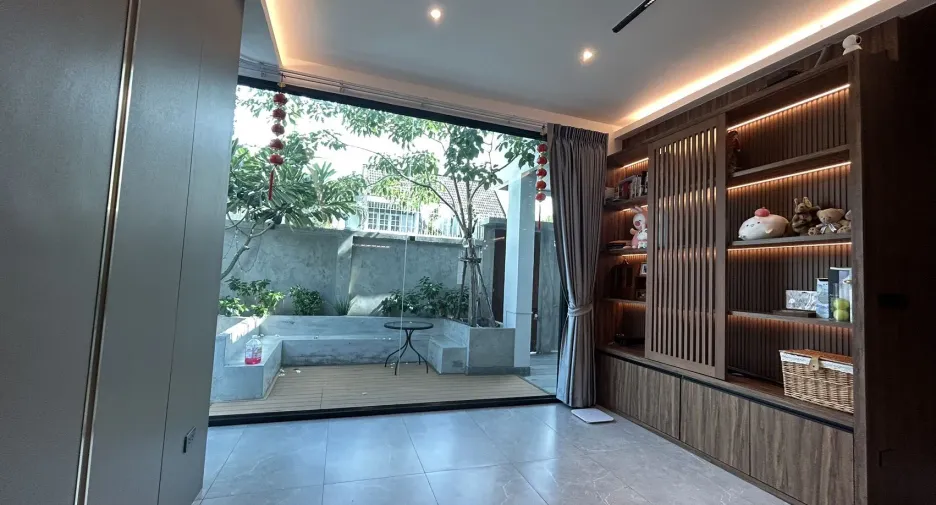 For rent and for sale 5 bedrooms house in Huai Khwang, Bangkok