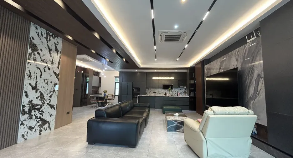 For rent and for sale 5 bedrooms house in Huai Khwang, Bangkok