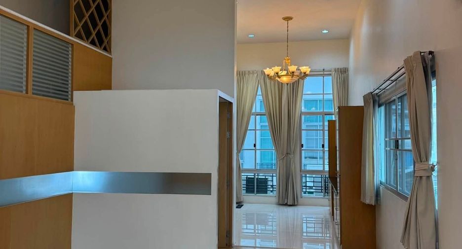 À louer 4 chambres maison à Yan Nawa, Bangkok
