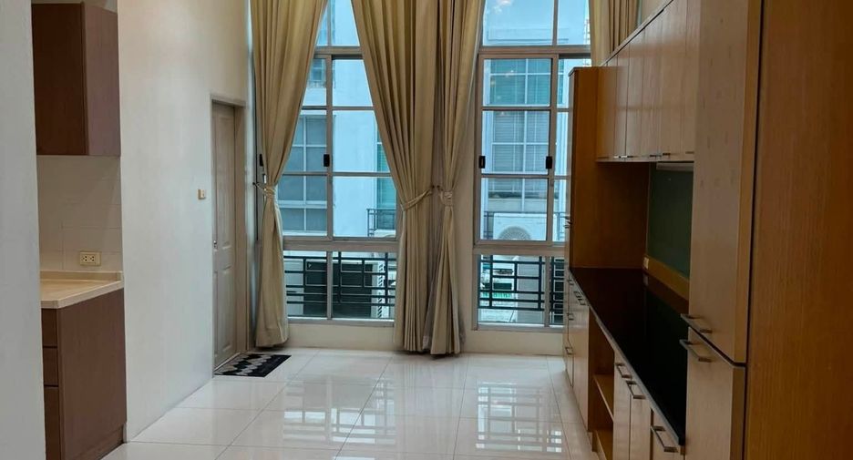 À louer 4 chambres maison à Yan Nawa, Bangkok