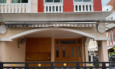 À louer 4 chambres maison à Yan Nawa, Bangkok