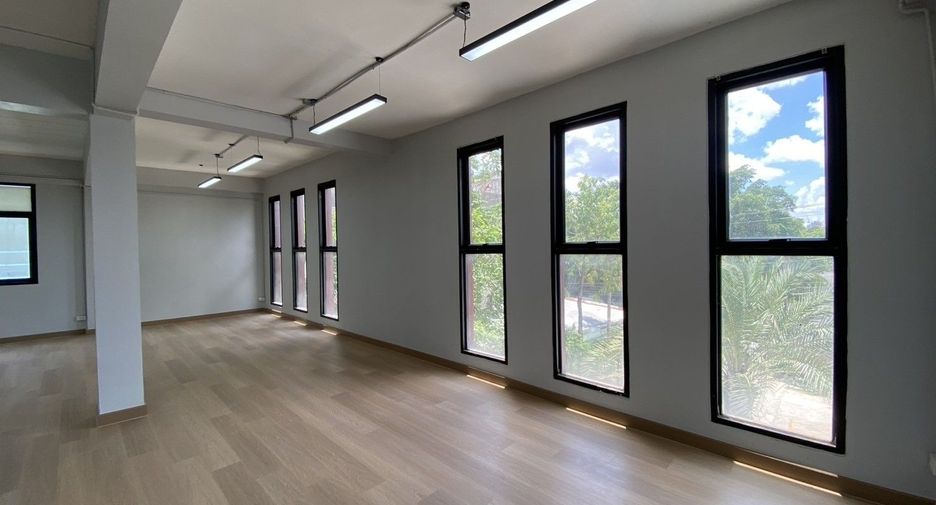 For rent 8 bedrooms office in Phra Khanong, Bangkok
