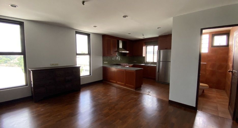 For rent 8 bedrooms office in Phra Khanong, Bangkok