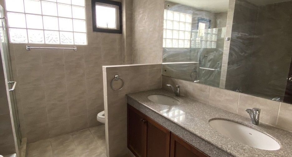 For rent 8 bedrooms office in Phra Khanong, Bangkok