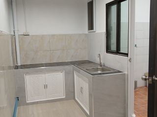 Casa adosada en venta de 2 habitaciones en Saphan Sung, Bangkok