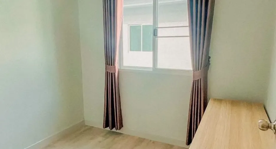 For rent 3 bedrooms townhouse in San Kamphaeng, Chiang Mai