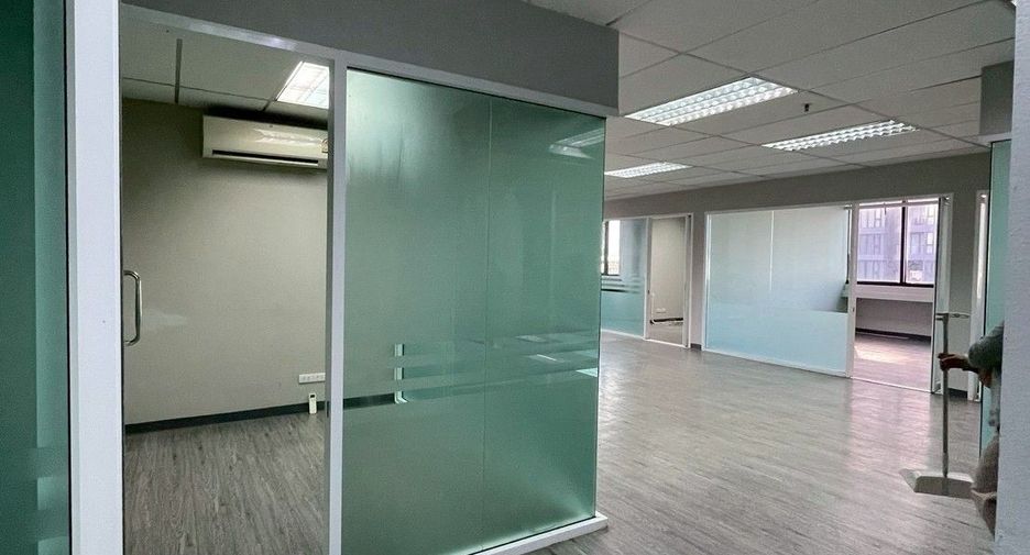 Büro zur Miete in Huai Khwang, Bangkok