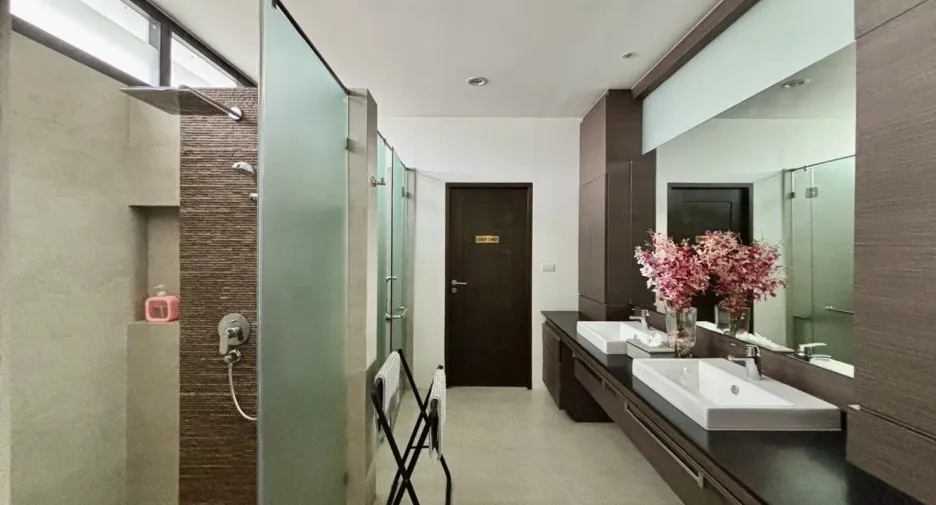 For rent and for sale 4 bedrooms villa in Cha Am, Phetchaburi