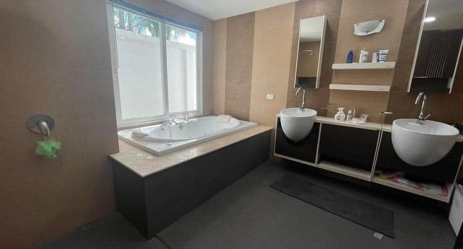 For rent 3 bedrooms villa in Mueang Phuket, Phuket