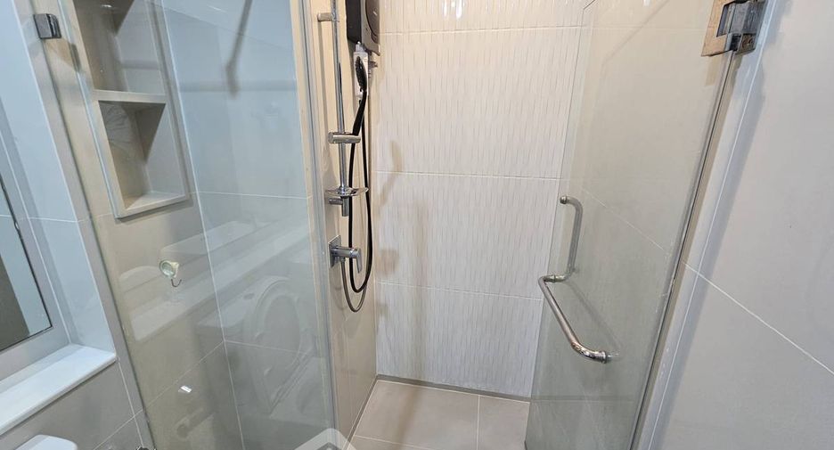 Condo en alquiler de 2 habitaciones en Huai Khwang, Bangkok